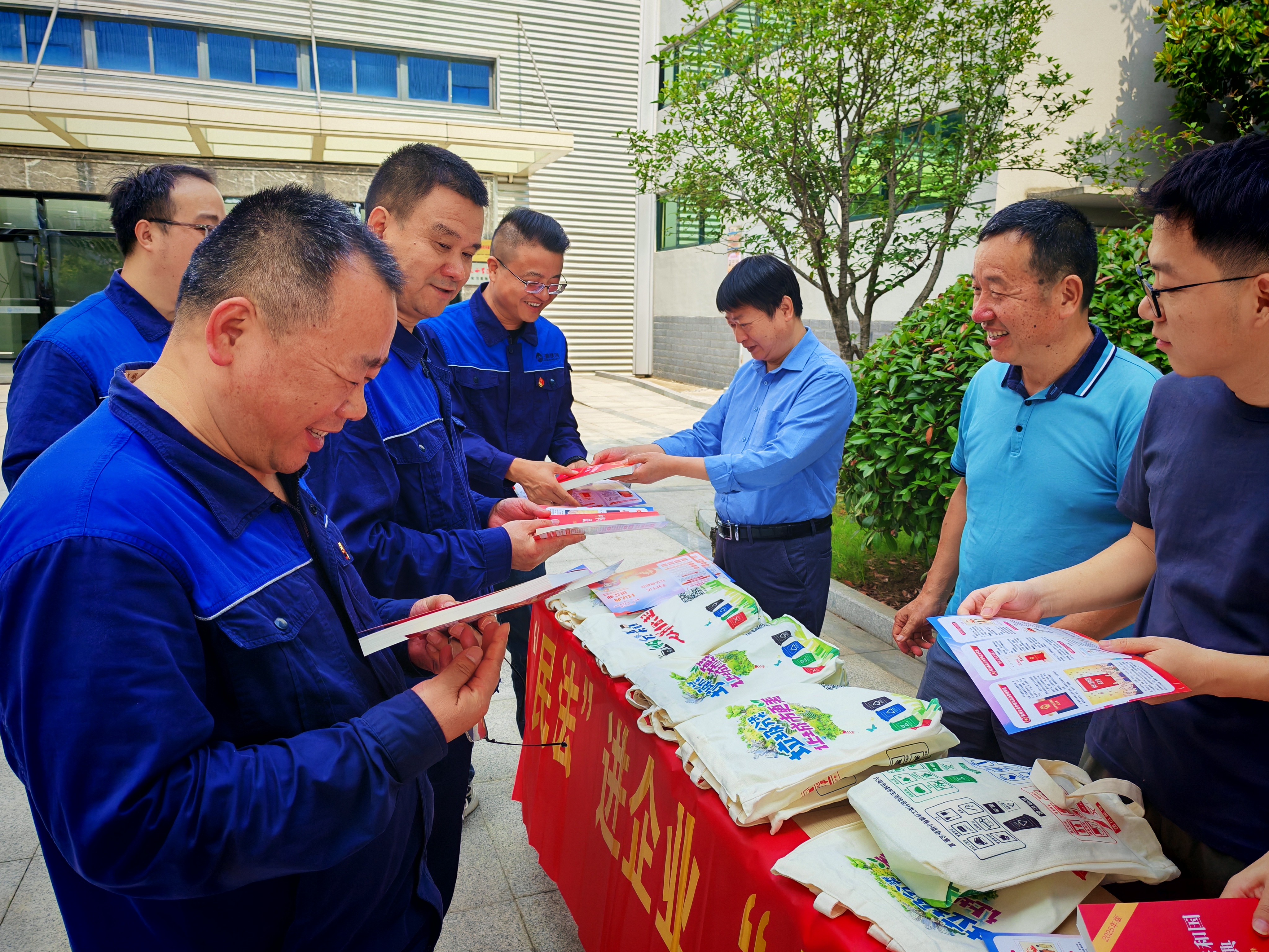 环卫处民法典进企业照片1.jpg